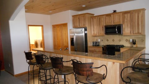 Breakfast Bar and Kichen