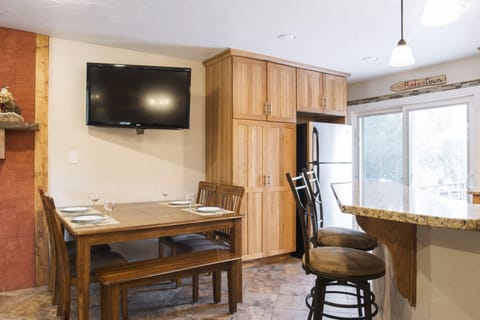 Breakfast bar and dining area