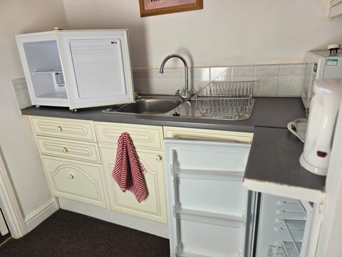 Family Quadruple Room, Multiple Beds, Ensuite (201) | Private kitchen | Coffee/tea maker, electric kettle, dining tables