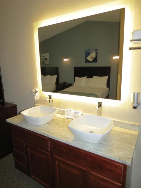 Luxury Suite, 1 Bedroom | Bathroom | Shower, free toiletries, towels