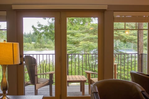 Lakeside 2 Bedroom Duplex King Beds (Pet Free) | Living area | Flat-screen TV