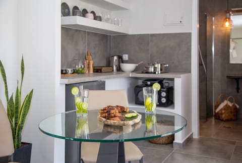 Deluxe Studio Suite, Balcony | Private kitchenette | Fridge, microwave, espresso maker, coffee/tea maker