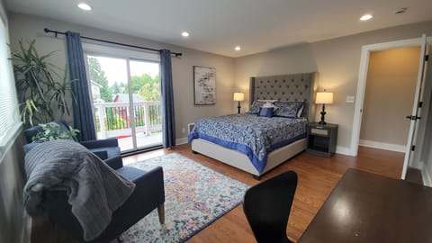 Bed 6 - Queen bed, balcony, desk, ensuite bath with 2 sinks, standalone tub