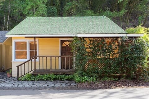 Beautiful cottage on Fitch Mountain. Star Jasmine covered front porch.