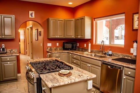 Beautiful gas oven with 5 burner cook top! A Chef's delight!