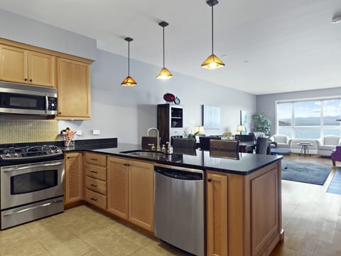 Condo 7205 - Kitchen and Dining Space