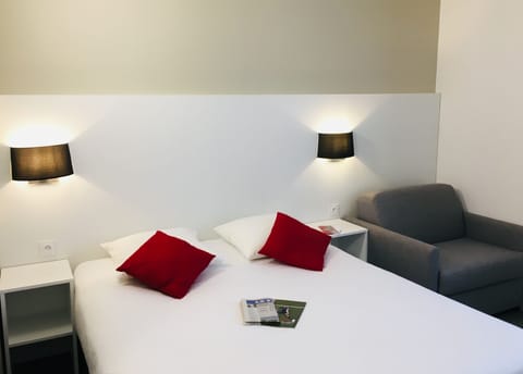 Triple Room | Desk, iron/ironing board, free WiFi, bed sheets