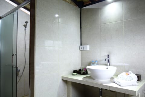 Bungalow | Bathroom | Shower, free toiletries, towels