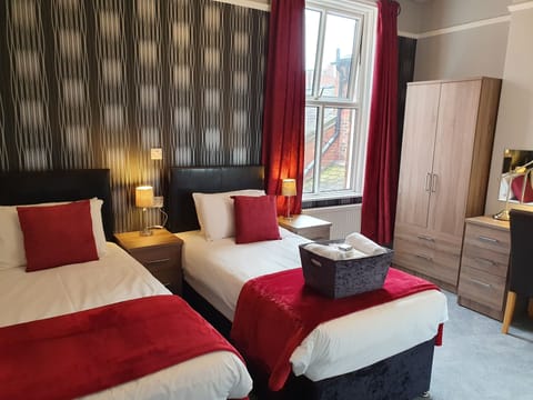 Room 3 - 1st floor Twin/King en-suite | Desk, laptop workspace, soundproofing, free WiFi