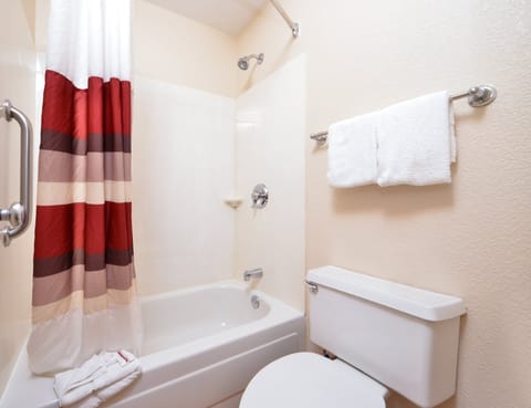 Combined shower/tub, free toiletries, towels