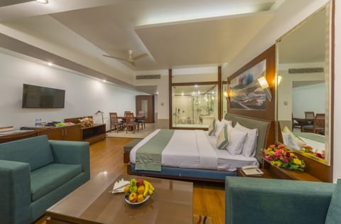 Club Suite, 1 King Bed | 1 bedroom, premium bedding, minibar, in-room safe