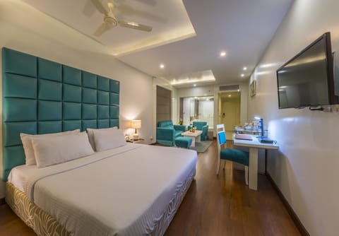 Club Room, 1 Double Bed | 1 bedroom, premium bedding, minibar, in-room safe