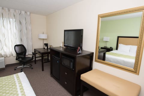 Standard Room, 1 Queen Bed | Desk, iron/ironing board, free WiFi, bed sheets