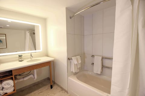 Combined shower/tub, free toiletries, hair dryer, towels