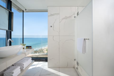 Executive Suite, 1 Bedroom, Balcony, Sea View | Bathroom | Free toiletries, hair dryer, towels
