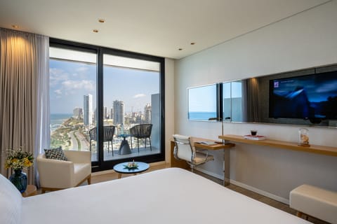 Club Double or Twin Room, Sea View | Minibar, in-room safe, desk, soundproofing