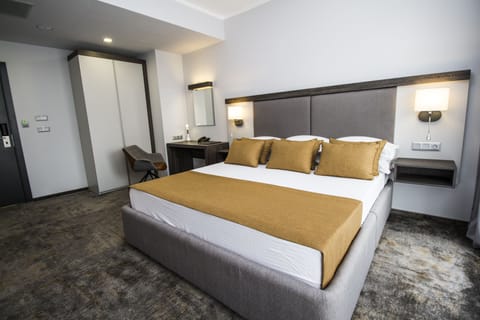 Frette Italian sheets, premium bedding, Select Comfort beds, minibar