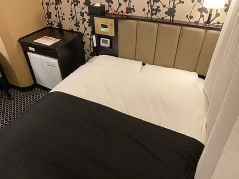 Desk, blackout drapes, free WiFi, bed sheets