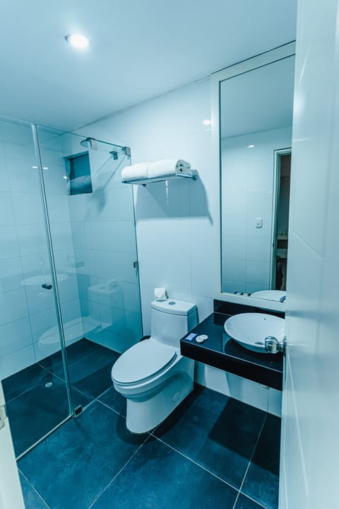 Suite | Bathroom | Shower, free toiletries, towels