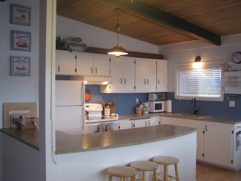 Spacious peninsula island kitchen with additional seating for 3.