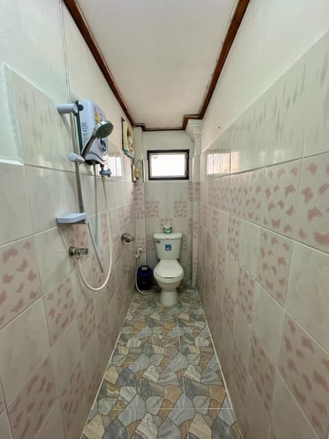 Standard Triple Room | Bathroom | Shower, rainfall showerhead, free toiletries, towels