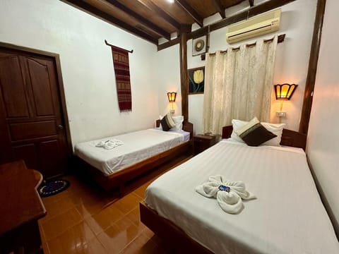 Standard Twin Room | Living area | Flat-screen TV