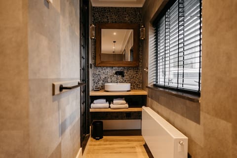 Maple Cosy room | Bathroom | Shower, rainfall showerhead, free toiletries, hair dryer