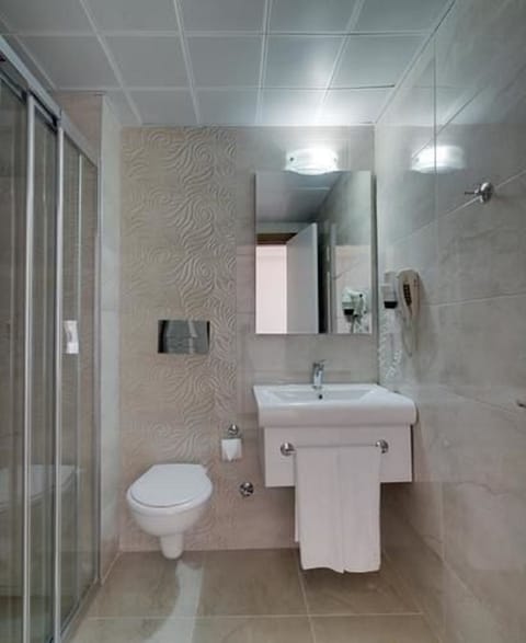 Standard Room, Sea View | Bathroom | Shower, free toiletries, hair dryer, slippers