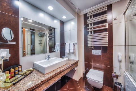 Standard Double or Twin Room | Bathroom | Free toiletries, hair dryer, bathrobes, slippers