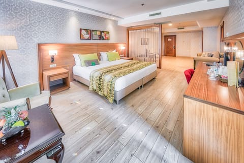 Room, Corner | Premium bedding, minibar, in-room safe, desk