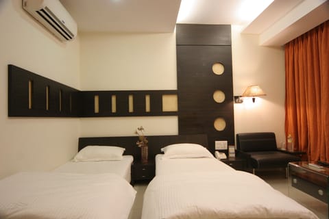 Business Room, 1 King Bed, Refrigerator, City View | Premium bedding, down comforters, minibar, individually decorated