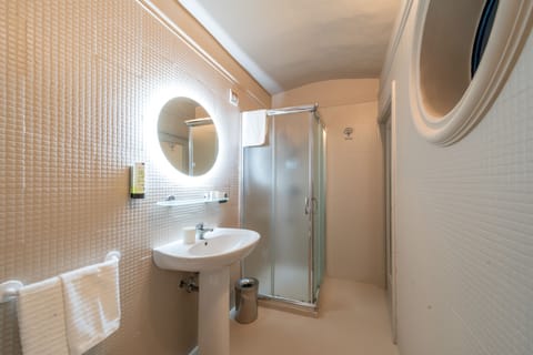 Standard Double Room | Bathroom | Shower, free toiletries, hair dryer, bidet