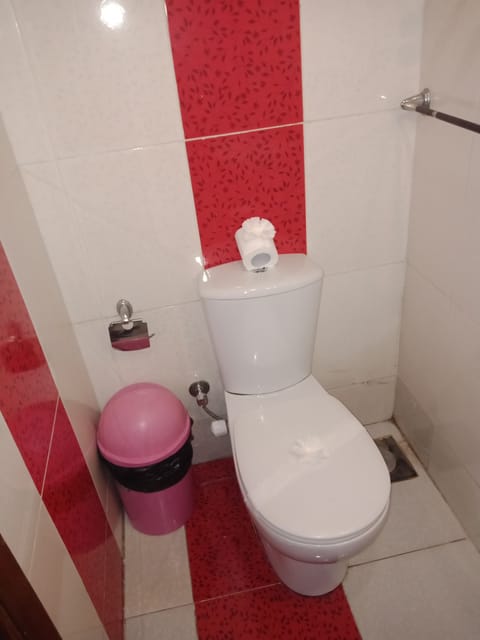 Double Room, Private Bathroom | Bathroom amenities | Free toiletries, towels