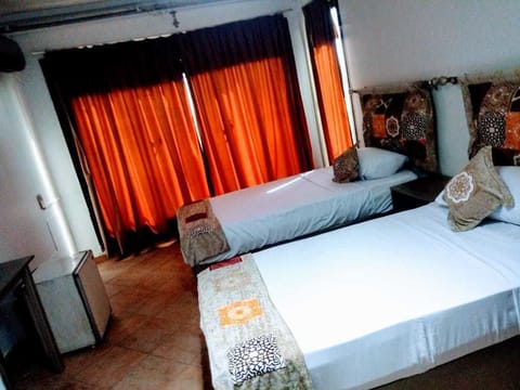 Double Room, Private Bathroom | Minibar, in-room safe, rollaway beds, WiFi