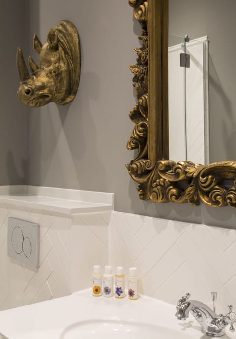 Luxury Double Room, 1 King Bed | Bathroom | Shower, free toiletries, hair dryer, towels