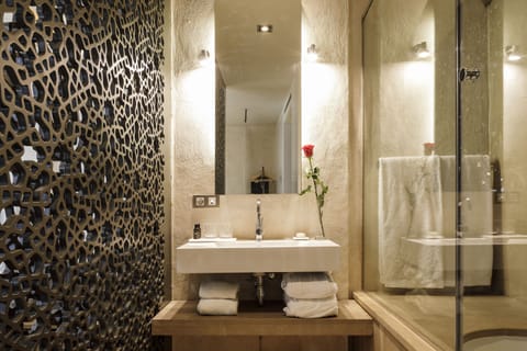 Gran Deluxe | Bathroom | Designer toiletries, hair dryer, bathrobes, towels