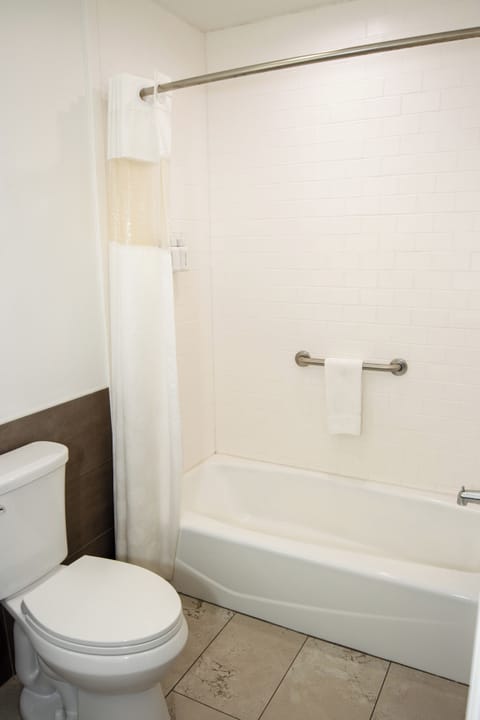 Combined shower/tub, free toiletries, towels