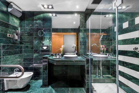 Superior Room | Bathroom | Shower, rainfall showerhead, eco-friendly toiletries, hair dryer