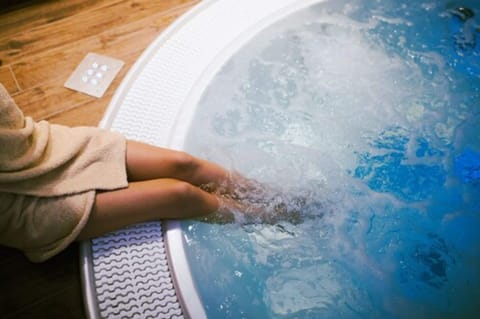 Indoor spa tub