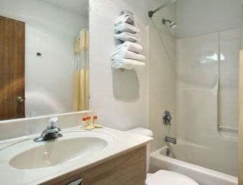 Combined shower/tub, free toiletries, hair dryer, towels