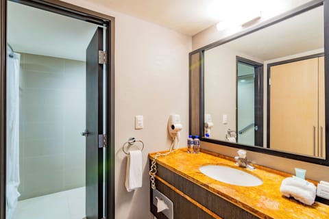 Deluxe Double Room, Balcony | Bathroom | Combined shower/tub, hair dryer, bathrobes, slippers