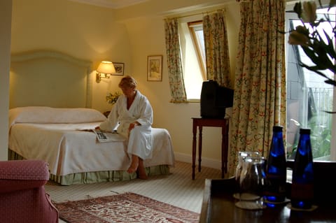 Junior Suite | In-room safe, desk, iron/ironing board, rollaway beds