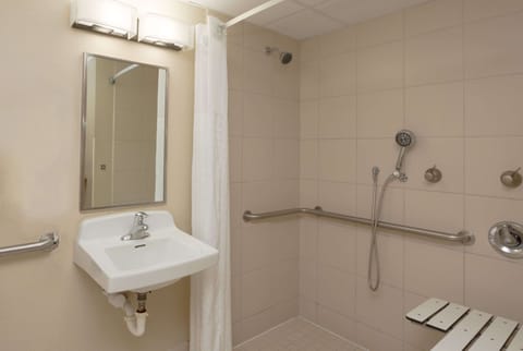 Room, 2 Queen Beds, Non Smoking (Mobility/Hearing Impaired) | Bathroom | Combined shower/tub, towels