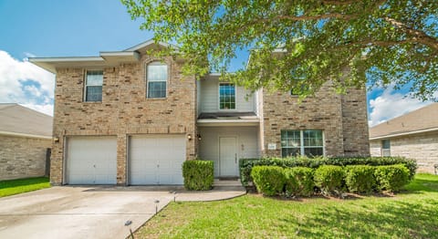 Quiet neighborhood home- perfect for large gatherings