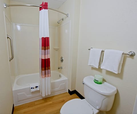 Combined shower/tub, free toiletries, hair dryer, towels