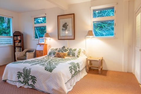 Cal King Bed with fragrant Plumeria Trees.
Waterfall Mountain Views from bed!