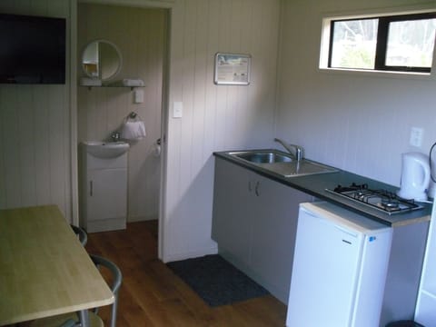 Apartment, 1 Bedroom | Private kitchenette | Cookware/dishes/utensils, freezer