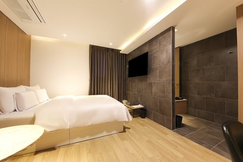 Superior Double Room | Premium bedding, in-room safe, desk, laptop workspace