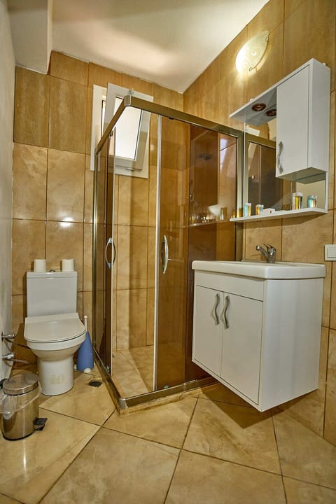 Standard Quadruple Room | Bathroom | Shower, free toiletries, hair dryer, slippers