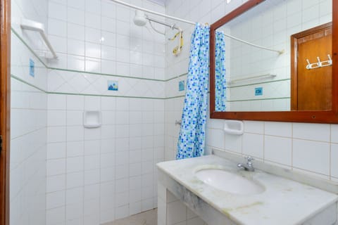 Quarto Duplo com estacionamento | Bathroom | Shower, towels